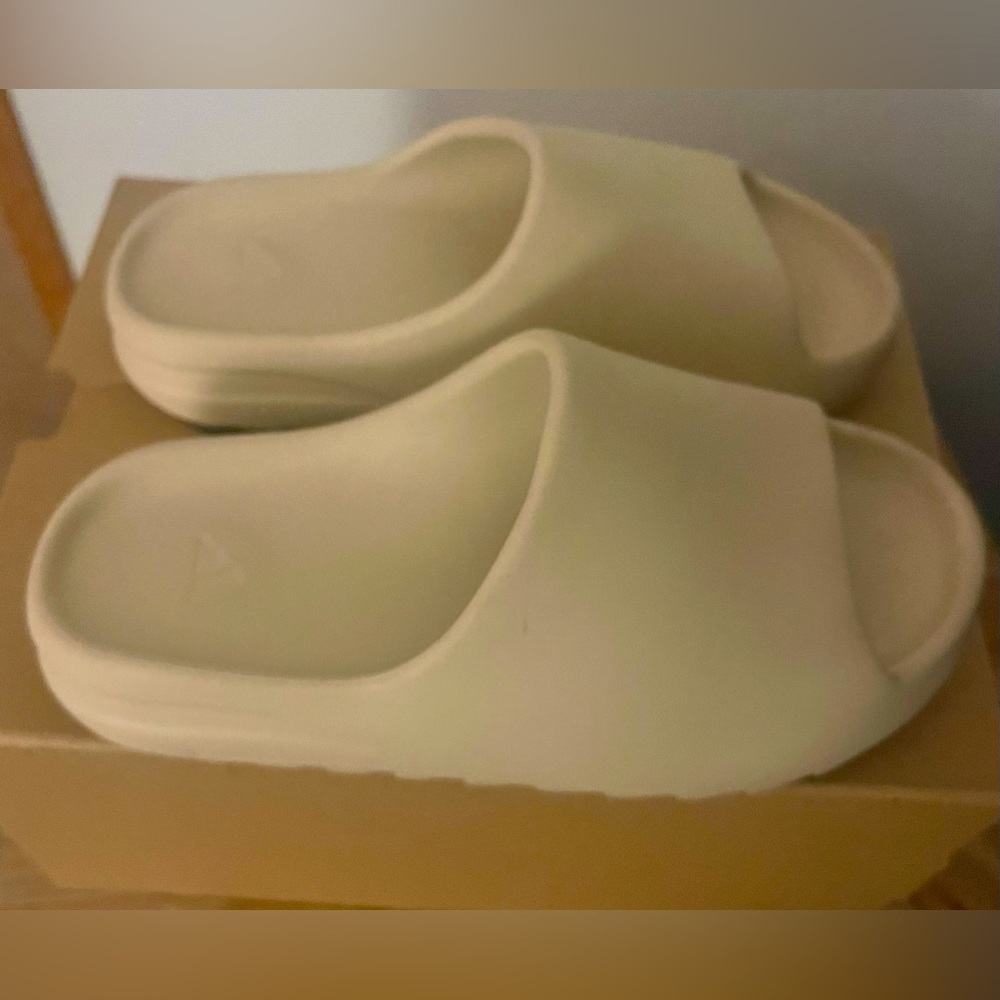 NWT Yeezy Bone Slides Men’s Size 8 Women’s 9.5